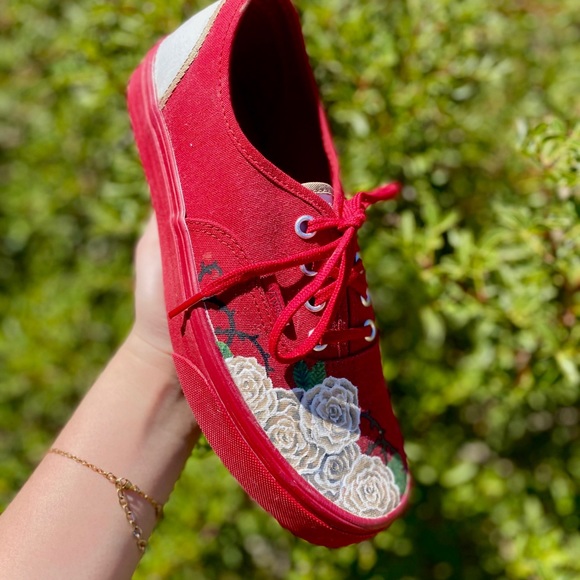 CUSTOM ROSE VANS - Picture 2 of 3